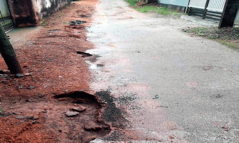 ജല ജീവൻ കുടിവെള്ള പദ്ധതി: അപകടം വിതച്ച് പൈപ്പ് ലൈൻ ചാലുകൾ ജല ജീവൻ കുടിവെള്ള പദ്ധതി: അപകടം വിതച്ച് പൈപ്പ് ലൈൻ ചാലുകൾ