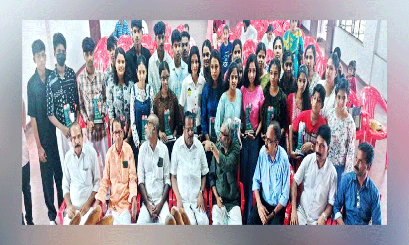 കേ​ളി വി​ദ്യാ​ഭ്യാ​സ പു​ര​സ്കാ​ര​ങ്ങ​ൾ    ക​ണ്ണൂ​ർ ജി​ല്ല​യി​ൽ വി​ത​ര​ണം ചെ​യ്​​തു