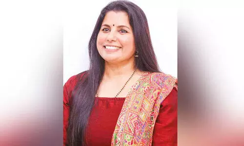 ഡോ​ക്ട​ർ അ​ധ്യാ​പി​ക എ​ഴു​തു​ക​യാ​ണ്...