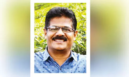 അ​റ​ബി​ക് അ​ധ്യാ​പ​ക​നി​ൽ​നി​ന്ന് ലോ​ഗോ മാ​ഷി​ലേ​ക്ക്