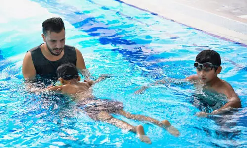 കു​ട്ടി​ക​ളെ നീ​ന്ത​ല്‍ പ​രി​ശീ​ലി​പ്പി​ച്ച്​ അ​ജ്മാ​ന്‍ പൊ​ലീ​സ് ക്ല​ബ്