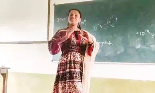 മ​ല​യാ​ളം ക​വി​ത​ക​ള്‍ക്ക് ന​ട​ന​താ​ളം പ​ക​ർ​ന്ന് ആ​ര്യ ടീ​ച്ച​ര്‍