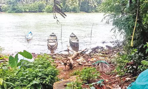 ഒലിപ്രംകടവിലെ തോണിക്കടവുകൾ വിസ്മൃതിയിലേക്ക് ഒലിപ്രംകടവിലെ തോണിക്കടവുകൾ വിസ്മൃതിയിലേക്ക്