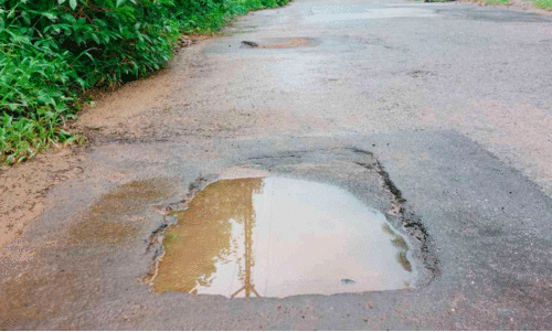 റോഡിലെ കുഴികൾ; മാസങ്ങളായിട്ടും പരിഹാരമായില്ല