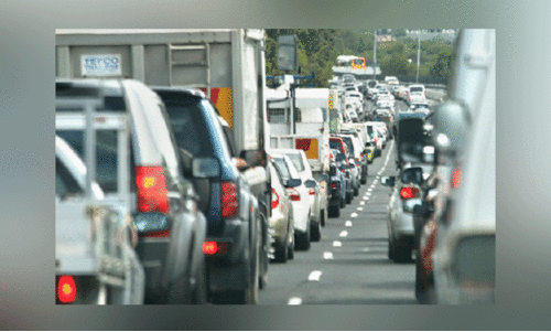 സ്കൂ​ളു​ക​ള്‍ തു​റ​ന്ന​തോ​ടെ    റോ​ഡി​ൽ തി​ര​ക്കേ​റി