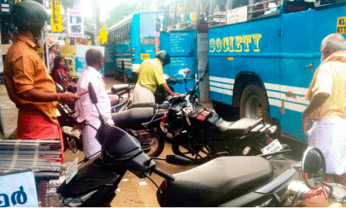 പാർക്കിങ് കേന്ദ്രങ്ങളായി ബസ്​ സ്‌റ്റോപ്പുകൾ; ഭരണിക്കാവിൽ യാത്രക്കാർ വലയുന്നു