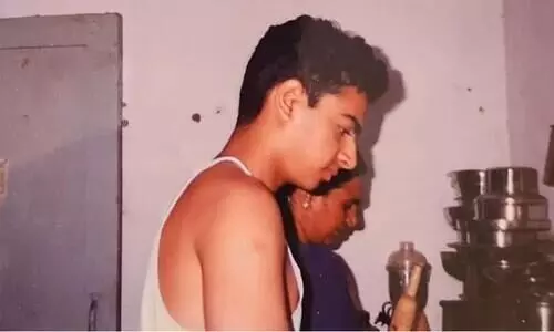 ‘അമ്മയെ കിച്ചനിൽ സഹായിക്കുന്നു’; ഓർമ ചിത്രവുമായി പ്രിയ നടൻ