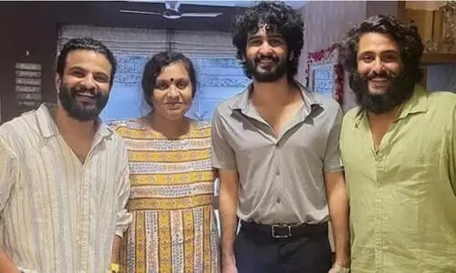 ‘ഞങ്ങൾക്കും ഒരു കാർ’; ആർ.ഡി.എക്സ്​ നായകർ നിർമാതാവിന്‍റെ വീട്ടിൽ