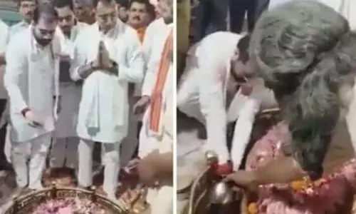 യു.​പി​യി​ൽ ശി​വ​ലിം​ഗ​ത്തി​ൽ മ​ന്ത്രി കൈ​ക​ഴു​കി; വിവാദം