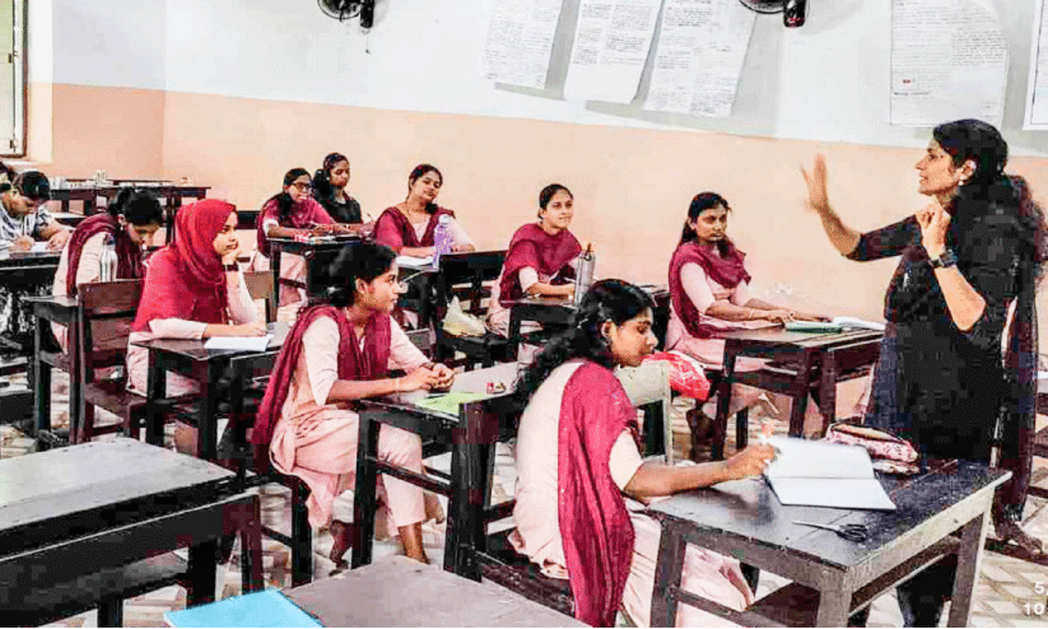 ശാസ്ത്ര വിദ്യാഭ്യാസ ക്ലാസുകളിലൂടെ ശ്രദ്ധേയയായി അജിനി