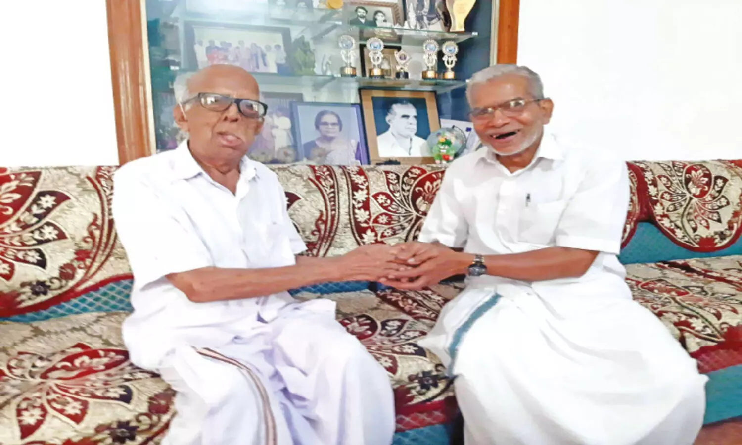 വാ​ർ​ധ​ക്യം  ആ​ഘോ​ഷ​മാ​ക്കി  അ​ധ്യാ​പ​ക  സു​ഹൃ​ത്തു​ക്ക​ൾ