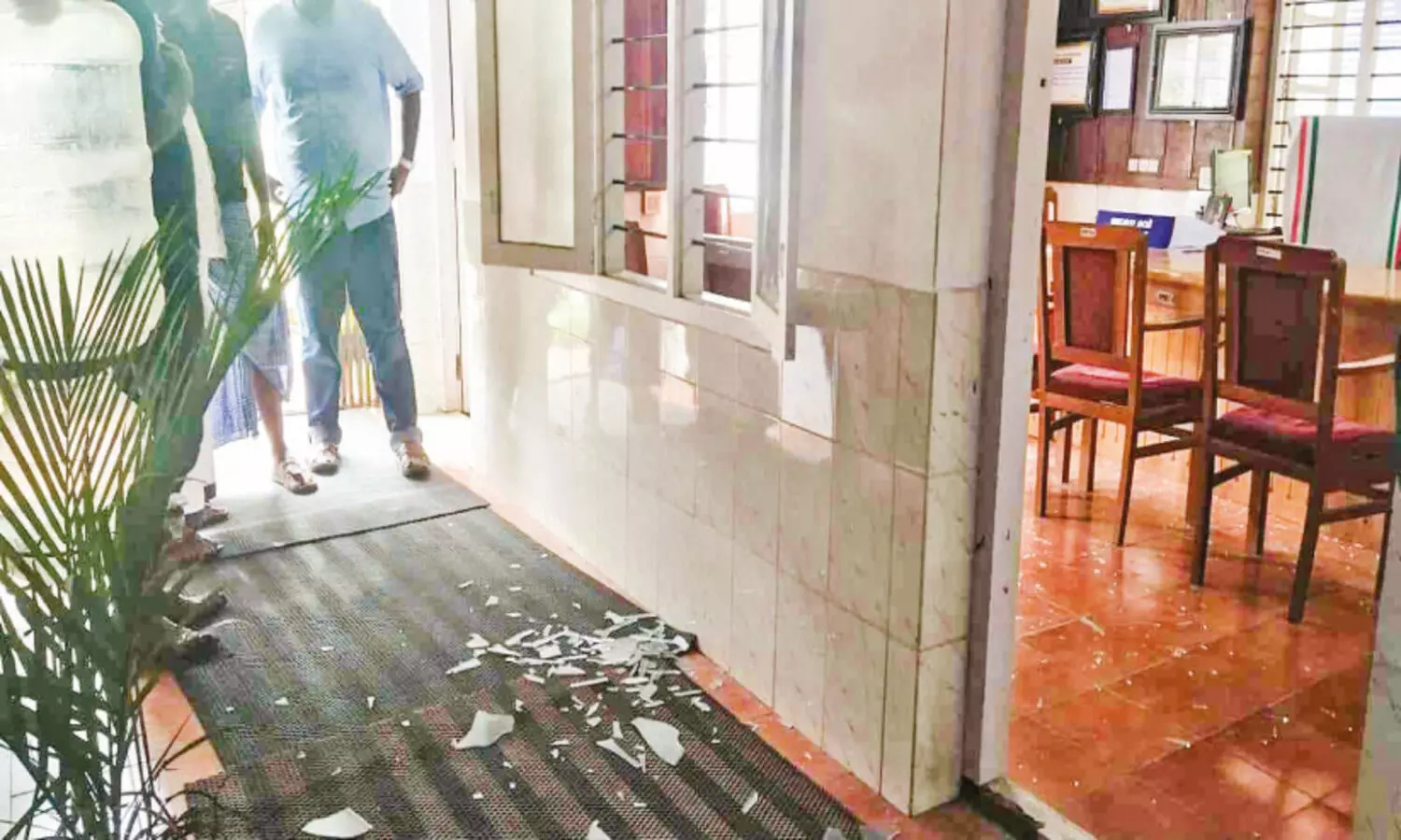 പഞ്ചായത്ത് പ്രസിഡന്‍റിന്‍റെ ഓഫിസ് മുറിയുടെ ജനൽച്ചില്ല് വാർഡ്​ അംഗം തകർത്തു