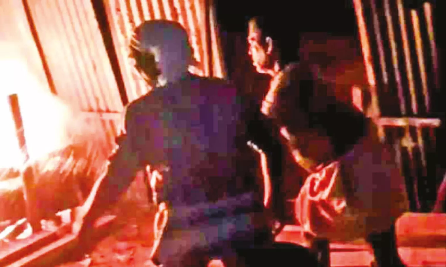 പാ​പ്പാ​ളി മ​ര​മി​ല്ലി​ല്‍ തീ​പി​ടി​ത്തം:  യ​ന്ത്ര​ങ്ങ​ളും മ​ര​ഉ​രു​പ്പ​ടി​ക​ളും അ​ഗ്നി​ക്കി​ര​യാ​യി