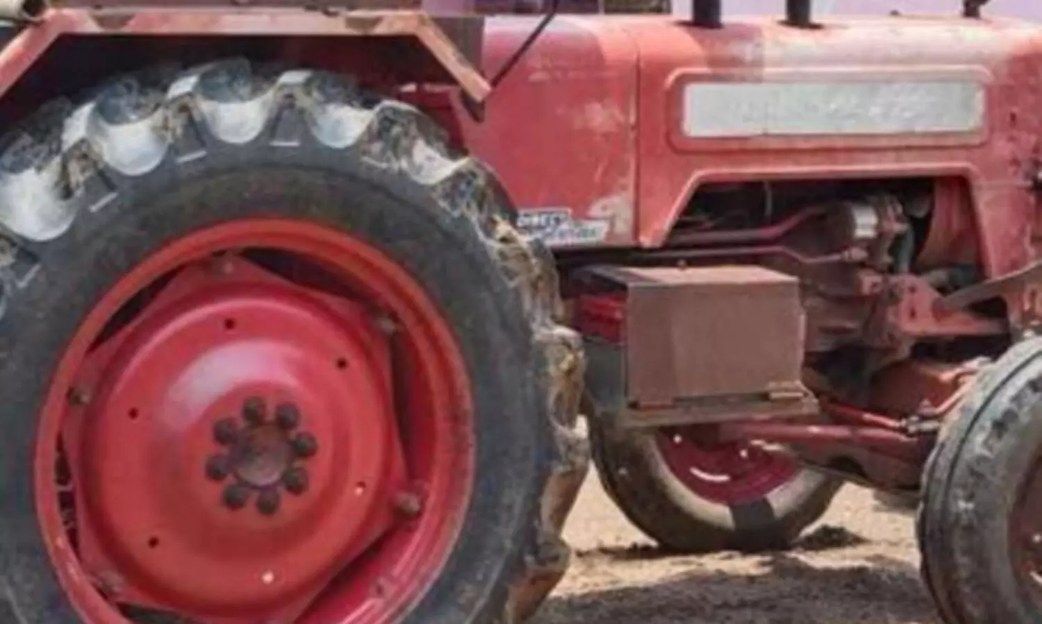 പശുവിനെ രക്ഷിക്കാൻ ശ്രമിക്കുന്നതിനിടെ ട്രാക്ടർ മറിഞ്ഞ് മൂന്നുമരണം