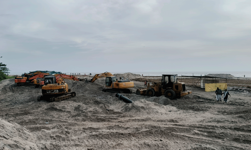 തീരത്തെ തകർക്കുന്ന കരിമണൽക്കൊള്ള തീരത്തെ തകർക്കുന്ന കരിമണൽക്കൊള്ള