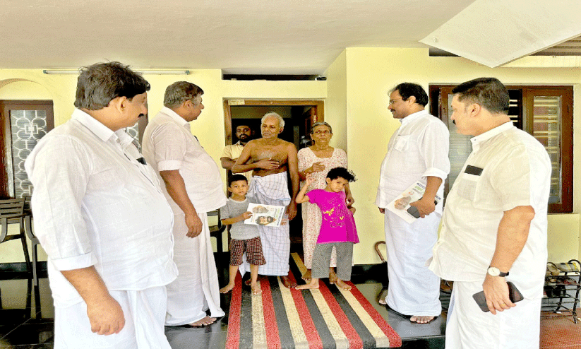 പു​തു​പ്പ​ള്ളി​യി​ലെ അ​വ​സാ​ന​ഘ​ട്ട പ്ര​ചാ​ര​ണ​ത്തി​ൽ സ​ജീ​വ​മാ​യി ഒ.​ഐ.​സി.​സി