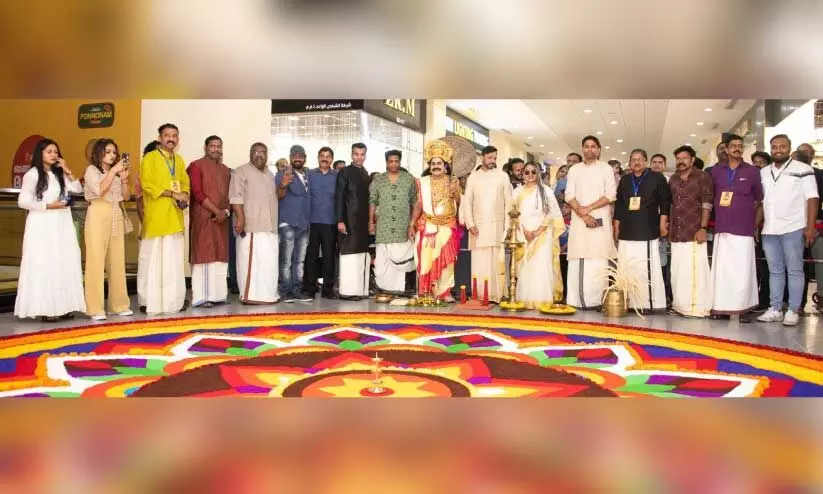 അ​ബൂ​ദ​ബി മ​ല​യാ​ളി സ​മാ​ജ​വും ലു​ലു കാ​പി​റ്റ​ല്‍ മാ​ളും സം​യു​ക്ത​മാ​യി ഒ​രു​ക്കി​യ മെ​ഗാ പൂ​ക്ക​ള​ത്തി​ന​രി​കെ സം​ഘാ​ട​ക​ര്‍