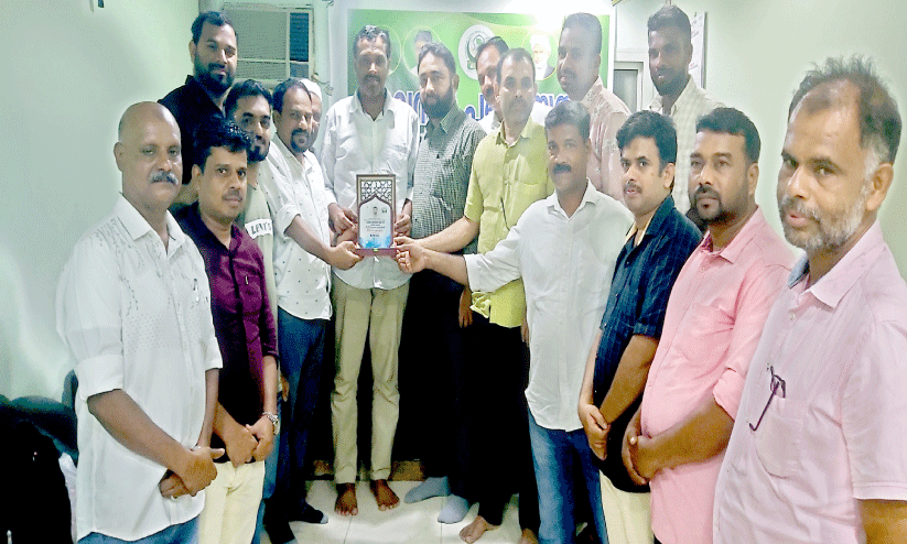 പി.​പി. ഹം​സ മാ​സ്​​റ്റ​ർ​ക്ക് സ്വീ​ക​ര​ണം ന​ൽ​കി