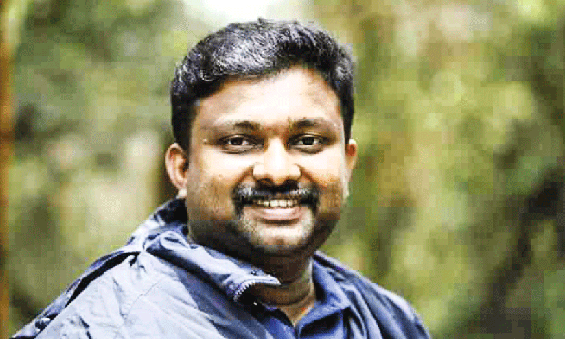 കുട്ടികളെ തട്ടിൽ കയറ്റിയ അധ്യാപക സംവിധായകൻ കുട്ടികളെ തട്ടിൽ കയറ്റിയ അധ്യാപക സംവിധായകൻ