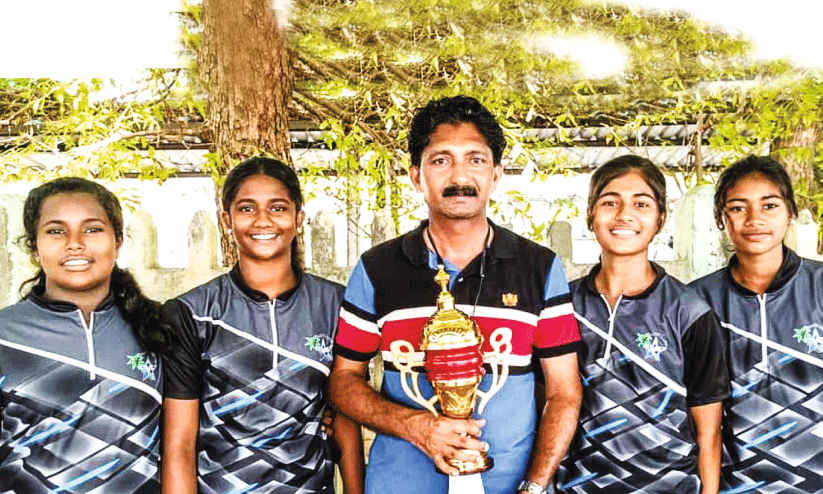 പ​ല്ല​ശ്ശ​ന​ക്ക് ​പൊ​ന്നും​താ​ര​ങ്ങ​ളെ  സ​മ്മാ​നി​ച്ച് പ്ര​ദീ​പ്