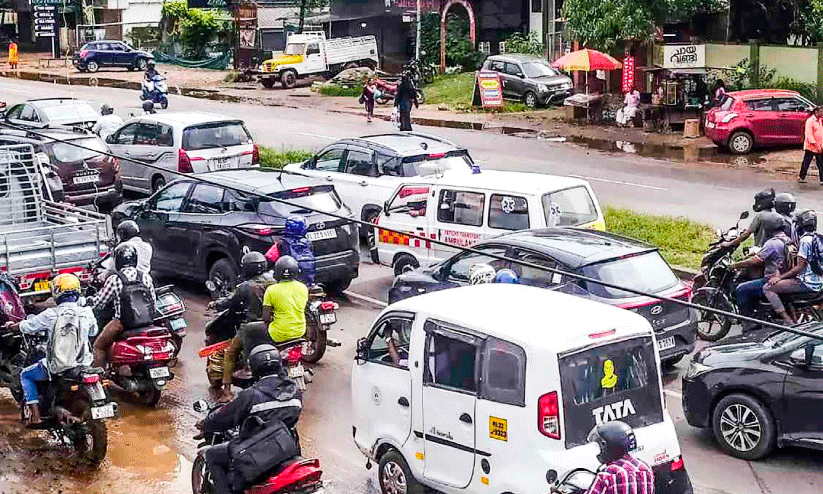 ഉയരപ്പാത നിർമാണവും സിഗ്നൽ ലൈറ്റ് തകരാറും; കുരുങ്ങി അരൂർ