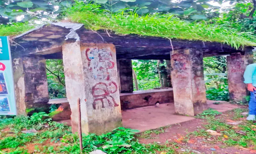 പഞ്ചായത്ത് ബസ് കാത്തിരിപ്പുകേന്ദ്രം അപകടാവസ്ഥയില്‍