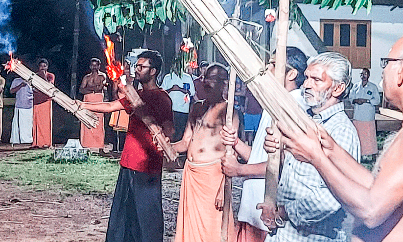 നീലംപേരൂർ പൂരം പടയണി; പടയണിക്കളത്തിൽ തട്ടുകുടയെത്തി നീലംപേരൂർ പൂരം പടയണി; പടയണിക്കളത്തിൽ തട്ടുകുടയെത്തി