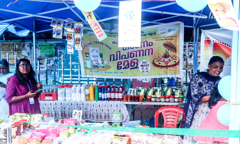 ഓണ വിപണിയില് നേട്ടം കൊയ്ത് കുടുംബശ്രീ ഓണ വിപണിയില് നേട്ടം കൊയ്ത് കുടുംബശ്രീ