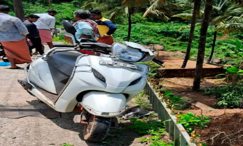 സ്കൂട്ടർ താഴ്ചയിലേക്ക് മറിഞ്ഞ് പെൺകുട്ടിക്ക് പരുക്ക്