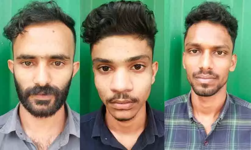 കാറില് കടത്തുകയായിരുന്ന കഞ്ചാവുമായി കോഴിക്കോട് സ്വദേശികളായ യുവാക്കള് മുത്തങ്ങയിൽ പിടിയില് കാറില് കടത്തുകയായിരുന്ന കഞ്ചാവുമായി കോഴിക്കോട് സ്വദേശികളായ യുവാക്കള് മുത്തങ്ങയിൽ പിടിയില്