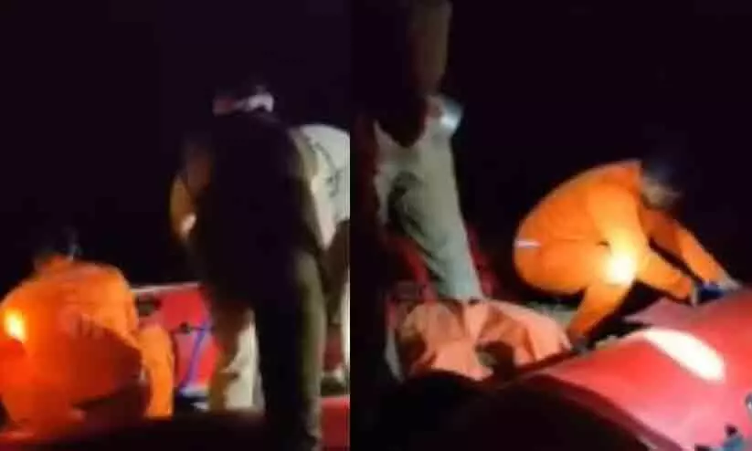 തൃശൂരിൽ വഞ്ചി മറിഞ്ഞ് കാണാതായ രണ്ടു പേരുടെ മൃതദേഹം കണ്ടെത്തി; ഒരാൾക്കായി തെരച്ചിൽ തുടരുന്നു തൃശൂരിൽ വഞ്ചി മറിഞ്ഞ് കാണാതായ രണ്ടു പേരുടെ മൃതദേഹം കണ്ടെത്തി; ഒരാൾക്കായി തെരച്ചിൽ തുടരുന്നു