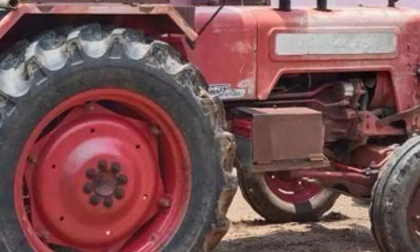 പശുവിനെ രക്ഷിക്കാൻ ശ്രമിക്കുന്നതിനിടെ ട്രാക്ടർ മറിഞ്ഞ് മൂന്നുമരണം