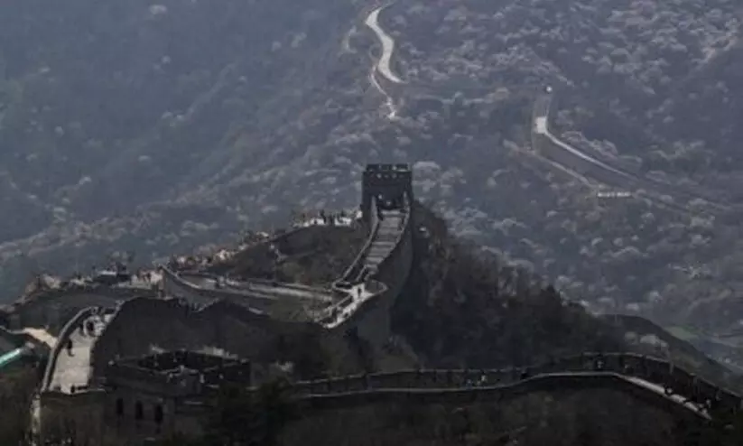 ചൈനയിലെ വൻമതിലിെൻറ ഒരുഭാഗം തകർത്തു ചൈനയിലെ വൻമതിലിെൻറ ഒരുഭാഗം തകർത്തു