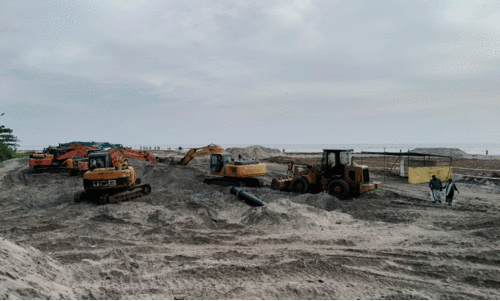 തീരത്തെ തകർക്കുന്ന കരിമണൽക്കൊള്ള തീരത്തെ തകർക്കുന്ന കരിമണൽക്കൊള്ള