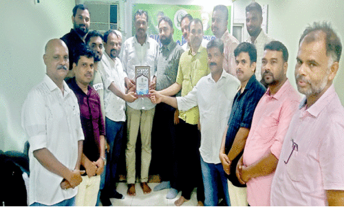 പി.​പി. ഹം​സ മാ​സ്​​റ്റ​ർ​ക്ക് സ്വീ​ക​ര​ണം ന​ൽ​കി