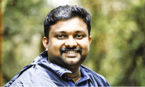 കു​ട്ടി​ക​ളെ ത​ട്ടി​ൽ ക​യ​റ്റി​യ അ​ധ്യാ​പ​ക സം​വി​ധാ​യ​ക​ൻ