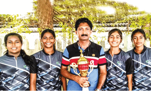 പ​ല്ല​ശ്ശ​ന​ക്ക് ​പൊ​ന്നും​താ​ര​ങ്ങ​ളെ  സ​മ്മാ​നി​ച്ച് പ്ര​ദീ​പ്