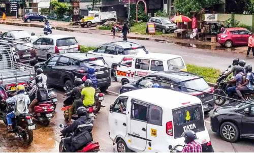 ഉയരപ്പാത നിർമാണവും സിഗ്നൽ ലൈറ്റ് തകരാറും; കുരുങ്ങി അരൂർ
