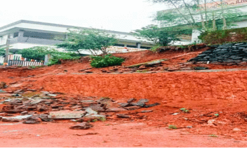 അ​ന​ധി​കൃ​ത മ​ണ്ണെ​ടു​പ്പ്; സ്കൂളിന്‍റെ സംരക്ഷണ ഭിത്തി ഇടിഞ്ഞു