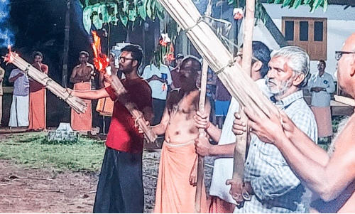 നീലംപേരൂർ പൂരം പടയണി; പടയണിക്കളത്തിൽ തട്ടുകുടയെത്തി നീലംപേരൂർ പൂരം പടയണി; പടയണിക്കളത്തിൽ തട്ടുകുടയെത്തി