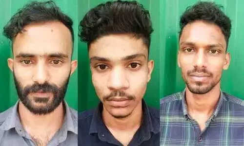 കാറില്‍ കടത്തുകയായിരുന്ന കഞ്ചാവുമായി കോഴിക്കോട് സ്വദേശികളായ യുവാക്കള്‍ മുത്തങ്ങയിൽ പിടിയില്‍