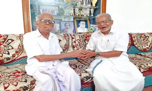 വാ​ർ​ധ​ക്യം  ആ​ഘോ​ഷ​മാ​ക്കി  അ​ധ്യാ​പ​ക  സു​ഹൃ​ത്തു​ക്ക​ൾ