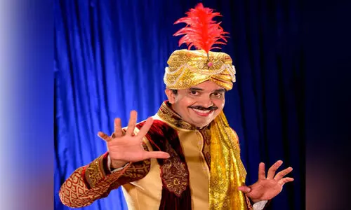 മാ​ന്ത്രി​ക​നാ​യ അ​ധ്യാ​പ​ക​ൻ