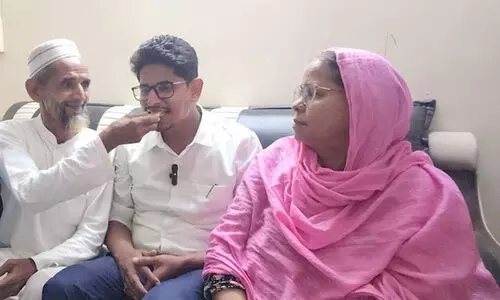 റോഡരികിൽ അഴുക്കുപാത്രങ്ങൾ കഴുകിത്തുടങ്ങി; ഖാസിം ഇനി ന്യായാധിപന്റെ വേഷത്തിൽ