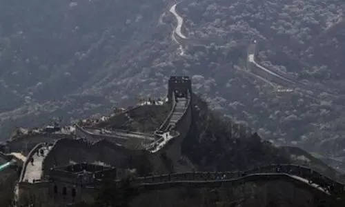 ചൈനയിലെ വൻമതിലിെൻറ ഒരുഭാഗം തകർത്തു ചൈനയിലെ വൻമതിലിെൻറ ഒരുഭാഗം തകർത്തു