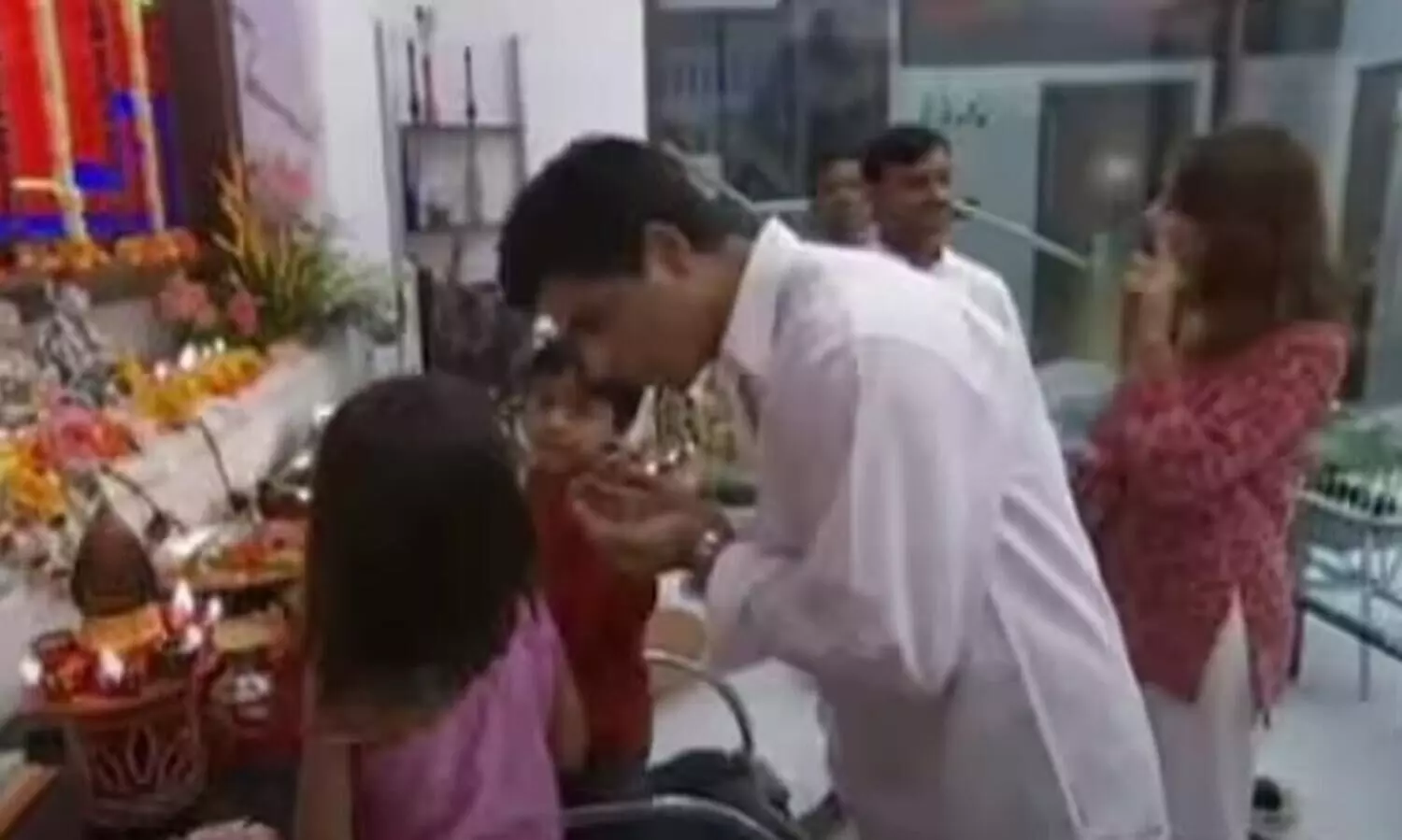 മന്നത്തിലെ പൂജാമുറിയിൽ സഹവർത്തിത്വത്തോടെ ദൈവങ്ങൾ; പ്രാർഥനയോടെ ഷാരൂഖും മക്കളും -ത്രോബാക്ക്​ വിഡിയോ