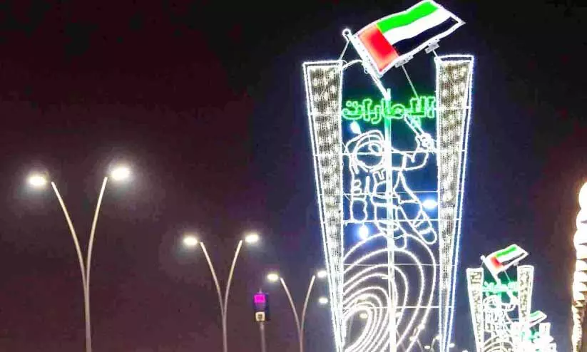 അ​ബൂ​ദ​ബി​യി​ൽ തെ​രു​വി​ൽ സ്ഥാ​പി​ച്ച അ​ല​ങ്കാ​ര​ങ്ങ​ൾ