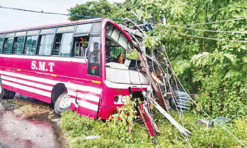 ബ​സ് ട്രാ​ൻ​സ്ഫോ​ർ​മറിലേ​ക്ക് ഇ​ടി​ച്ചു​ക​യ​റി; 14 പേ​ർ​ക്ക് പ​രി​ക്ക്