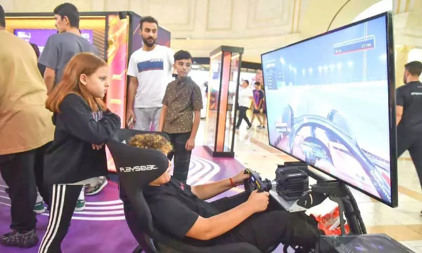 ഫോ​ർ​മു​ല-​വ​ൺ ഗ്രാ​ൻ​ഡ്പ്രി പ്ര​ചാ​ര​ണ​ത്തി​ന്റെ ഭാ​ഗ​മാ​യി മാ​ളു​ക​ളി​ൽ ന​ട​ത്തി​യ പ്ര​ദ​ർ​ശ​ന​ത്തി​ൽ ഗെ​യി​മി​ൽ പ​​ങ്കെ​ടു​ക്കു​ന്ന  കു​ട്ടി​ക​ൾ