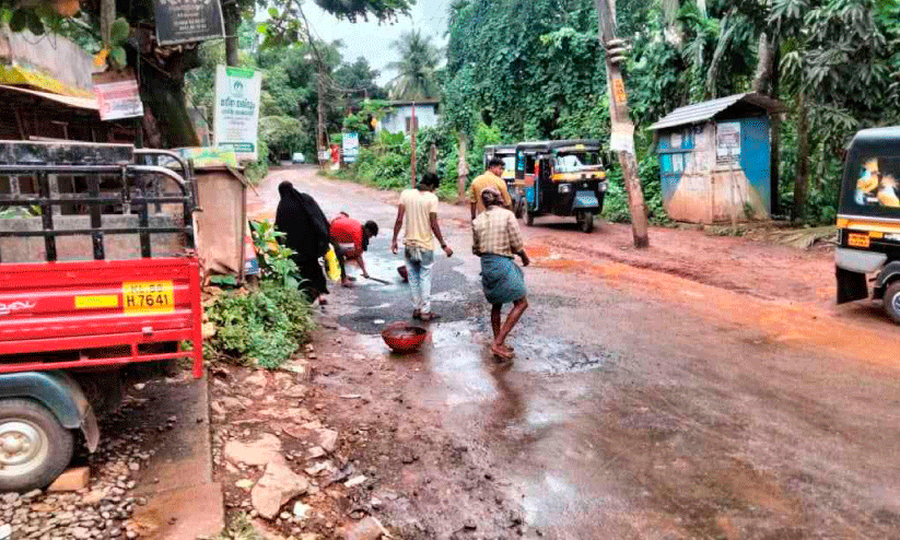 മഴയത്ത് റോഡ് ടാറിങ്; നാട്ടുകാർ തടഞ്ഞു മഴയത്ത് റോഡ് ടാറിങ്; നാട്ടുകാർ തടഞ്ഞു